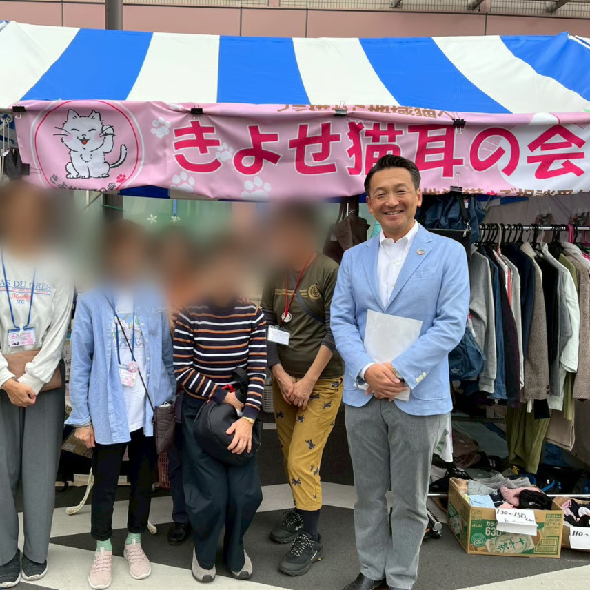 市民まつりの猫耳の会ブース前での集合写真。清瀬市長も写っている